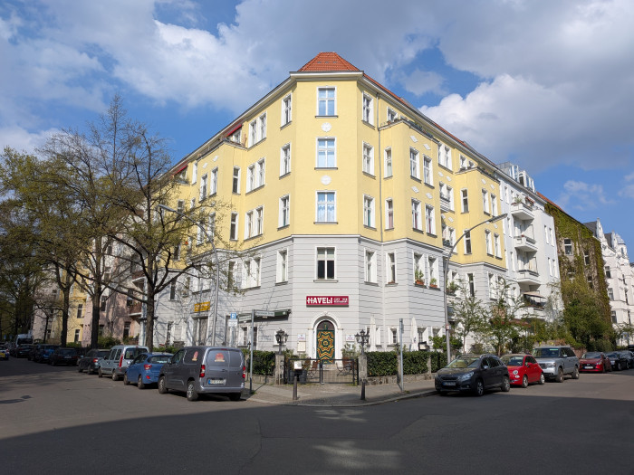 Im direkten Vergleich sind die Farben beim Pixel 9a natürlicher. (Bild: Tobias Költzsch/Golem.de)